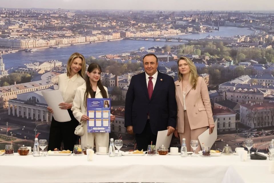 Отличница с 350 пятерками и девочка, представившая памятник единству народов России: В Смольном наградили победителей проекта «Губернаторский дневник» Отличница с 350 пятерками и девочка, представившая памятник единству народов России: В Смольном наградили победителей проекта «Губернаторский дневник»