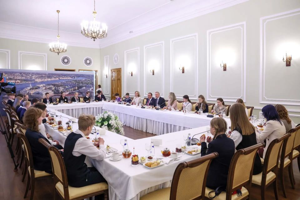 Александр Беглов: В образовательном проекте «Губернаторский дневник» победила школьница, получившая 354 «пятёрки» за три месяца