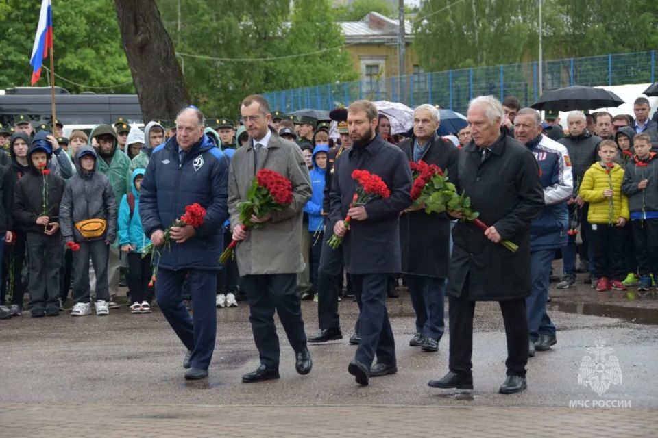Представители #МЧС_Петербурга почтили память участников легендарного блокадного матча Представители #МЧС_Петербурга почтили память участников легендарного блокадного матча
