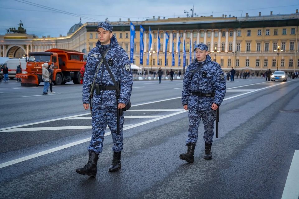 В эти минуты в Санкт-Петербурге на Дворцовой площади военнослужащие специального моторизованного Измайловского полка Северо-Западного округа Росгвардии и сотрудники ОМОН «Бастион» Росгвардии обеспечивают безопасность тысяч... В эти минуты в Санкт-Петербурге на Дворцовой площади военнослужащие специального моторизованного Измайловского полка Северо-Западного округа Росгвардии и сотрудники ОМОН «Бастион» Росгвардии обеспечивают безопасность тысяч...