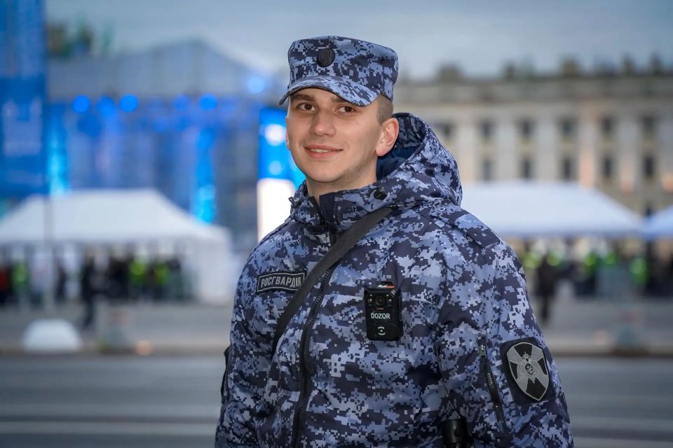 В эти минуты в Санкт-Петербурге на Дворцовой площади военнослужащие специального моторизованного Измайловского полка Северо-Западного округа Росгвардии и сотрудники ОМОН «Бастион» Росгвардии обеспечивают безопасность тысяч... В эти минуты в Санкт-Петербурге на Дворцовой площади военнослужащие специального моторизованного Измайловского полка Северо-Западного округа Росгвардии и сотрудники ОМОН «Бастион» Росгвардии обеспечивают безопасность тысяч...