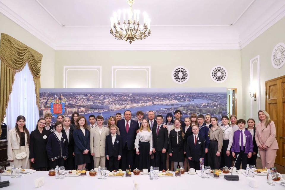 Отличница с 350 пятерками и девочка, представившая памятник единству народов России: В Смольном наградили победителей проекта «Губернаторский дневник» Отличница с 350 пятерками и девочка, представившая памятник единству народов России: В Смольном наградили победителей проекта «Губернаторский дневник»