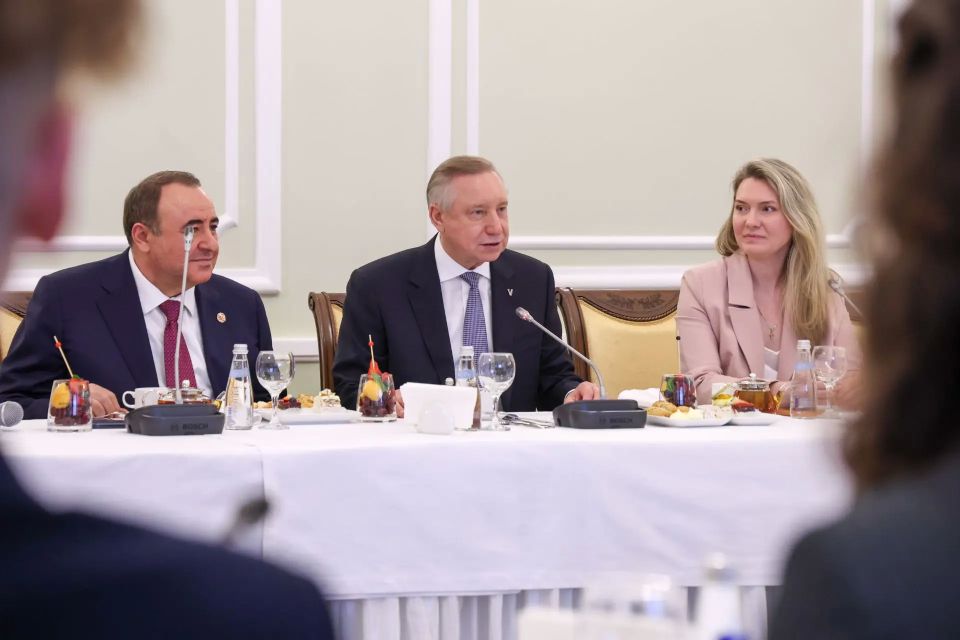 Отличница с 350 пятерками и девочка, представившая памятник единству народов России: В Смольном наградили победителей проекта «Губернаторский дневник» Отличница с 350 пятерками и девочка, представившая памятник единству народов России: В Смольном наградили победителей проекта «Губернаторский дневник»