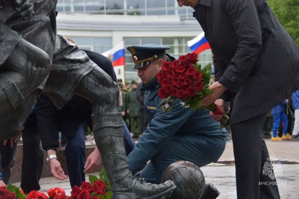 Представители #МЧС_Петербурга почтили память участников легендарного блокадного матча Представители #МЧС_Петербурга почтили память участников легендарного блокадного матча