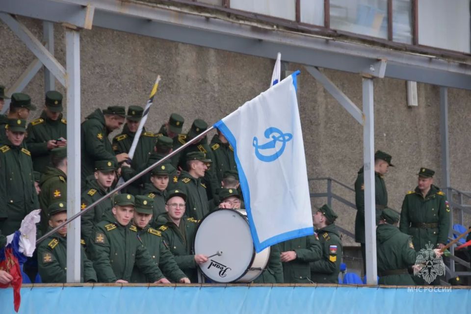 Представители #МЧС_Петербурга почтили память участников легендарного блокадного матча Представители #МЧС_Петербурга почтили память участников легендарного блокадного матча