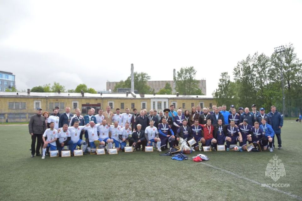 Представители #МЧС_Петербурга почтили память участников легендарного блокадного матча