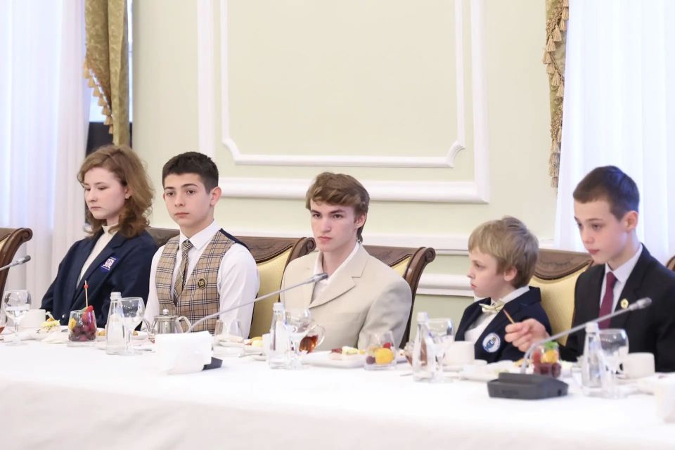 Отличница с 350 пятерками и девочка, представившая памятник единству народов России: В Смольном наградили победителей проекта «Губернаторский дневник»