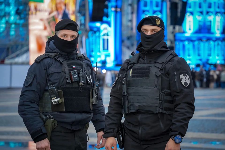 В эти минуты в Санкт-Петербурге на Дворцовой площади военнослужащие специального моторизованного Измайловского полка Северо-Западного округа Росгвардии и сотрудники ОМОН «Бастион» Росгвардии обеспечивают безопасность тысяч... В эти минуты в Санкт-Петербурге на Дворцовой площади военнослужащие специального моторизованного Измайловского полка Северо-Западного округа Росгвардии и сотрудники ОМОН «Бастион» Росгвардии обеспечивают безопасность тысяч...