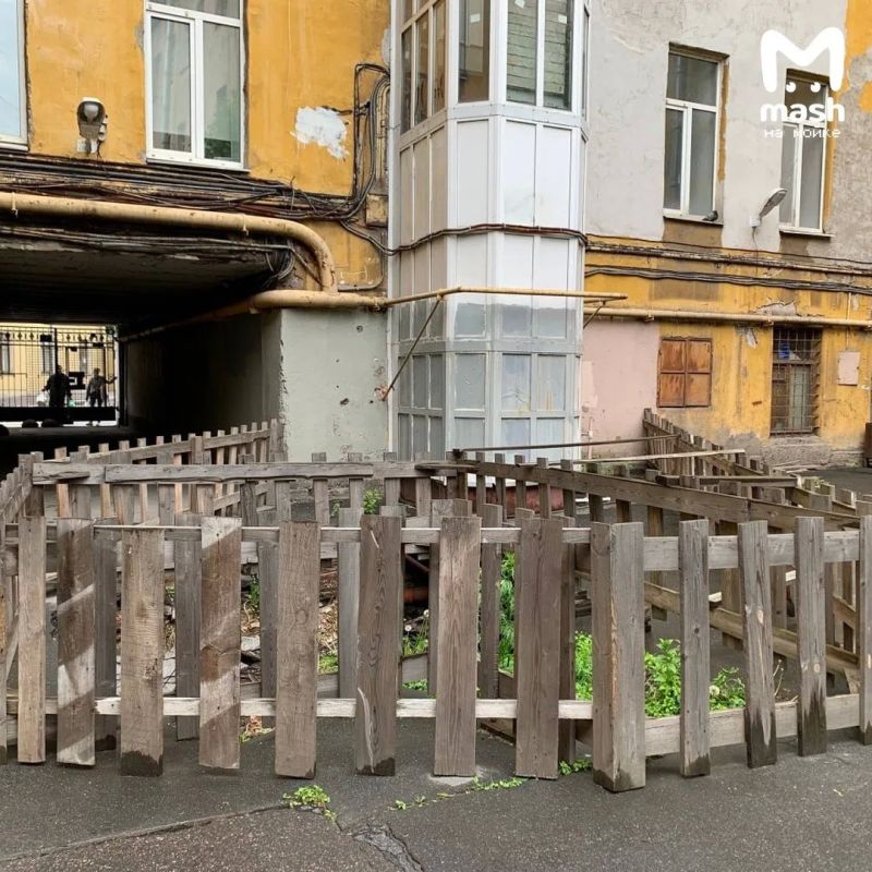 Проход в подземелья царских времён образовался во дворе дома на Боровой Проход в подземелья царских времён образовался во дворе дома на Боровой