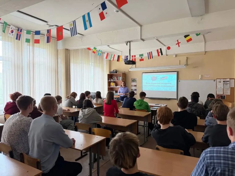Офицеры ГСУ СК России по городу Санкт-Петербургу провели урок для школьников о правилах безопасности в сети Интернет Офицеры ГСУ СК России по городу Санкт-Петербургу провели урок для школьников о правилах безопасности в сети Интернет