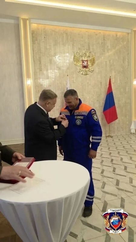 Спасателей из Ленобласти чествовали в Посольстве России в Монголии Спасателей из Ленобласти чествовали в Посольстве России в Монголии