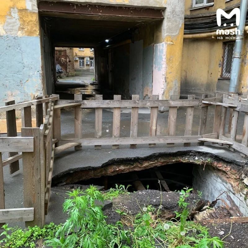 Проход в подземелья царских времён образовался во дворе дома на Боровой Проход в подземелья царских времён образовался во дворе дома на Боровой