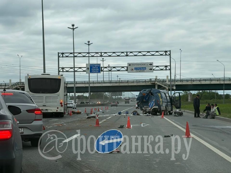 На пересечении Киевского и Волхонского шоссе автобус врезался в «Газель», сообщают очевидцы На пересечении Киевского и Волхонского шоссе автобус врезался в «Газель», сообщают очевидцы