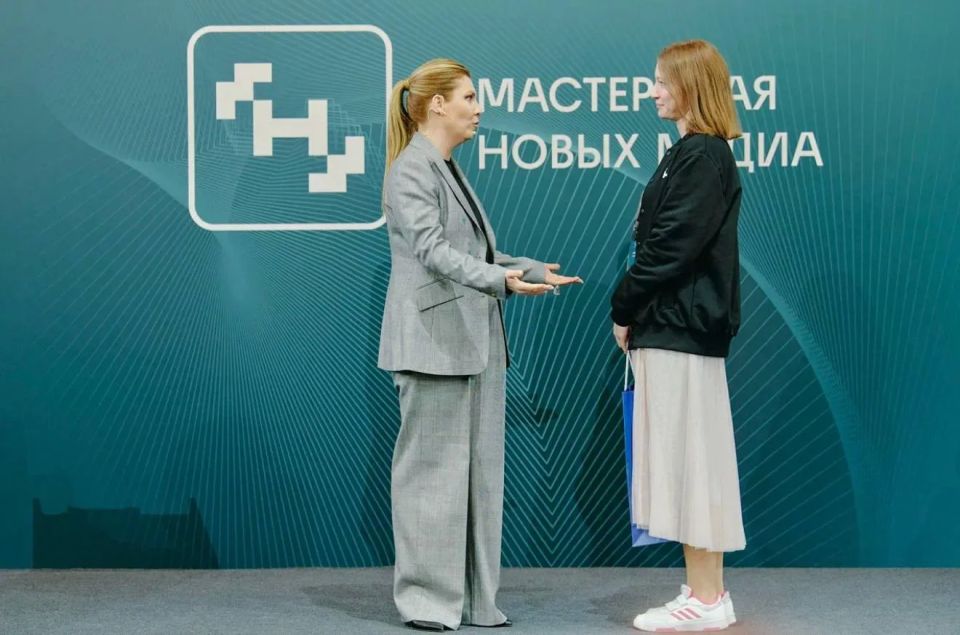 Выпустила поток ‘медиакоммуникаций’ в Мастерской Новых Медиа, где я впервые была наставником! Честь! Выпустила поток ‘медиакоммуникаций’ в Мастерской Новых Медиа, где я впервые была наставником! Честь!