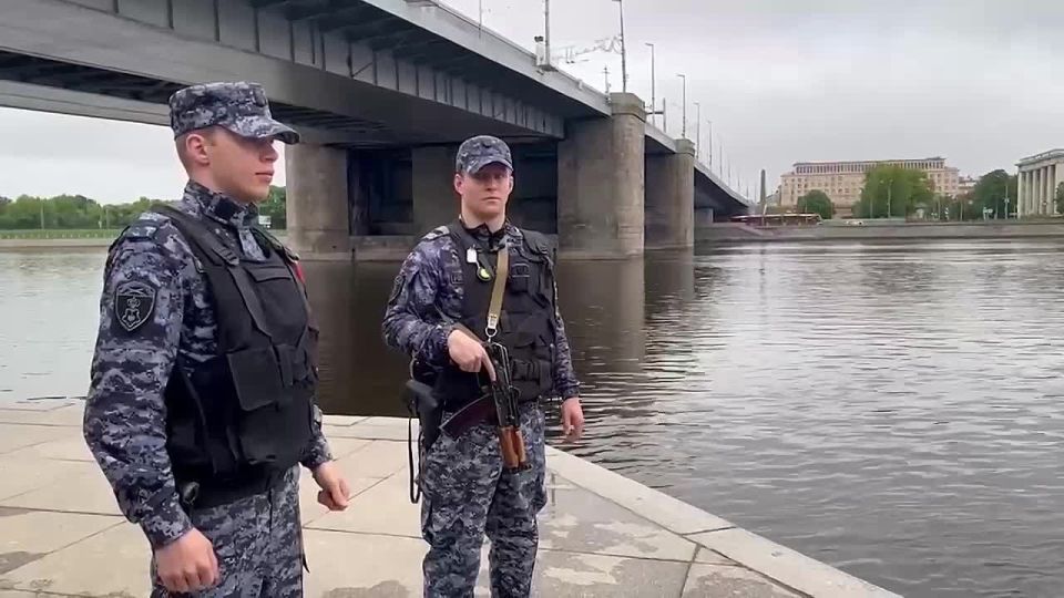 В Санкт-Петербурге росгвардеец спас тонущего в Неве мужчину, прыгнув за ним в ледяную воду
