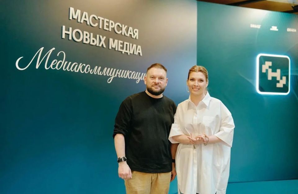 Выпустила поток ‘медиакоммуникаций’ в Мастерской Новых Медиа, где я впервые была наставником! Честь! Выпустила поток ‘медиакоммуникаций’ в Мастерской Новых Медиа, где я впервые была наставником! Честь!