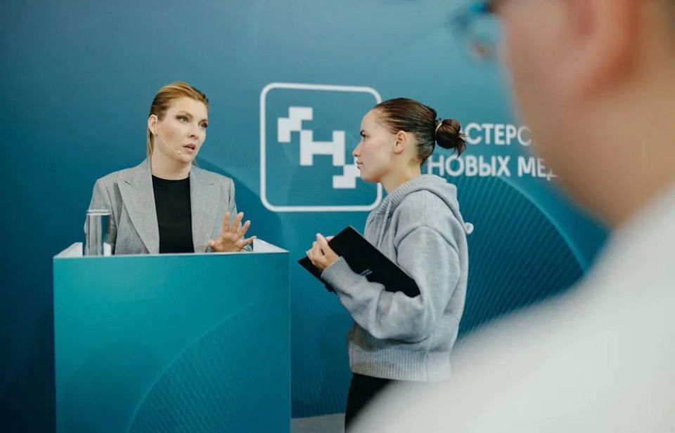 Выпустила поток ‘медиакоммуникаций’ в Мастерской Новых Медиа, где я впервые была наставником! Честь! Выпустила поток ‘медиакоммуникаций’ в Мастерской Новых Медиа, где я впервые была наставником! Честь!