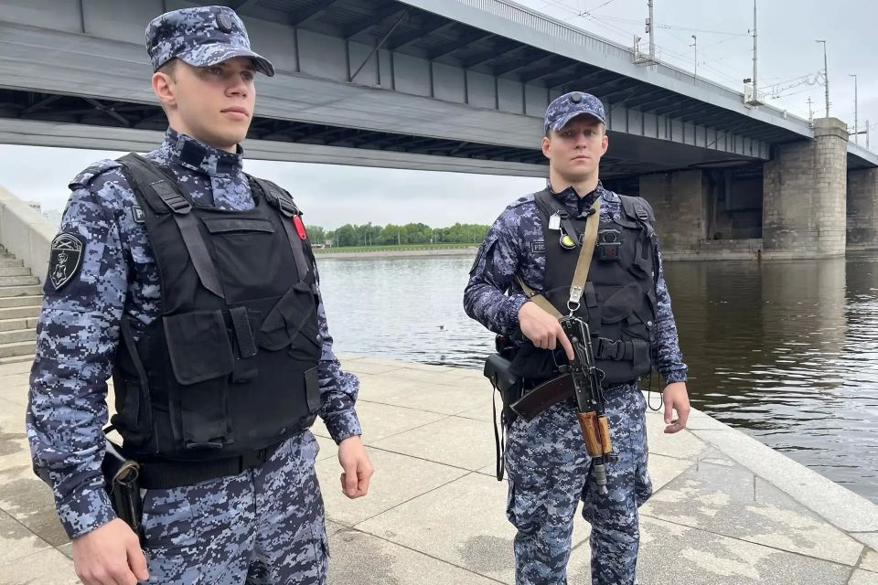 В Санкт-Петербурге росгвардеец спас тонущего в Неве мужчину, прыгнув за ним в ледяную воду В Санкт-Петербурге росгвардеец спас тонущего в Неве мужчину, прыгнув за ним в ледяную воду