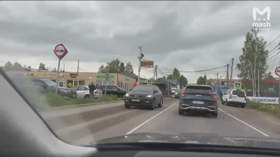 BMW в полном дерьме — вонючий арт на золотой малышке появился в Ленобласти