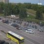 Чтобы попасть в Россию, люди вынуждены ночевать в очередях на погранпереходе в Нарве — сегодня на границе Эстонии скопились сотни человек