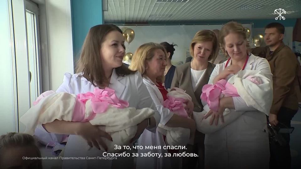 В День защиты детей четыре маленькие петербурженки — первые в России девочки-четверняшки с полностью идентичным набором хромосом — выписались домой из больницы