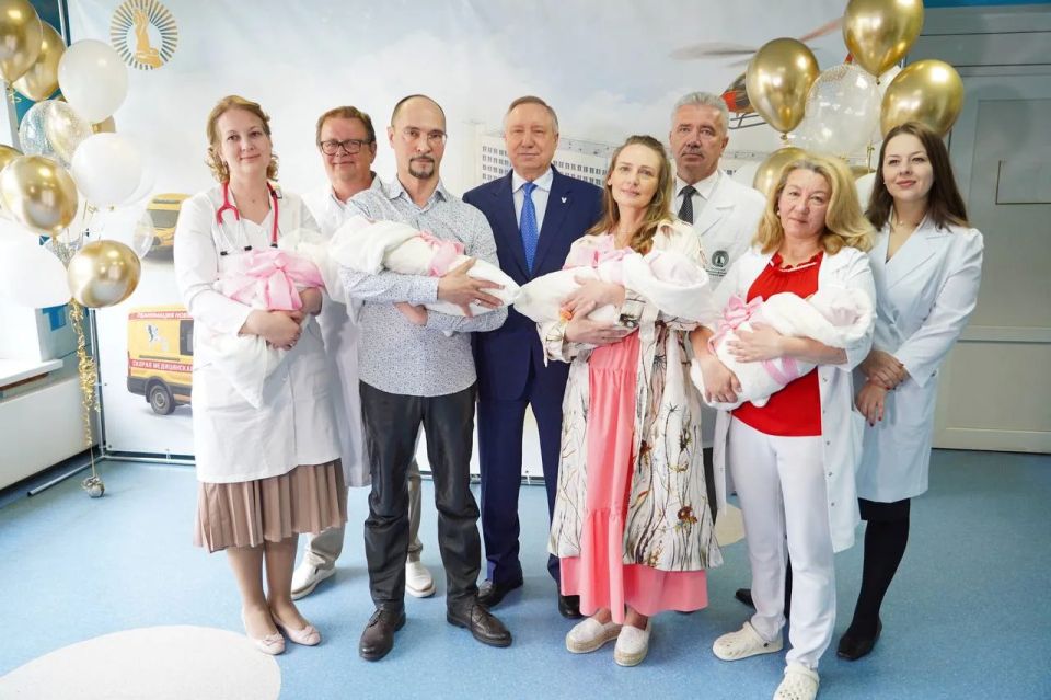 В День защиты детей в Петербурге из больницы выписали четверню, о которой в начале апреля говорил весь город
