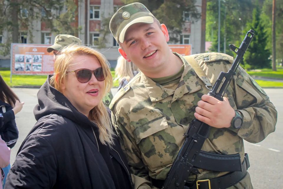 В дислоцированном в Ленинградской области Центре подготовки личного состава Северо-Западного округа Росгвардии приняли присягу юноши, призванные из Санкт-Петербурга, Волгоградской области и Республики Дагестан В дислоцированном в Ленинградской области Центре подготовки личного состава Северо-Западного округа Росгвардии приняли присягу юноши, призванные из Санкт-Петербурга, Волгоградской области и Республики Дагестан