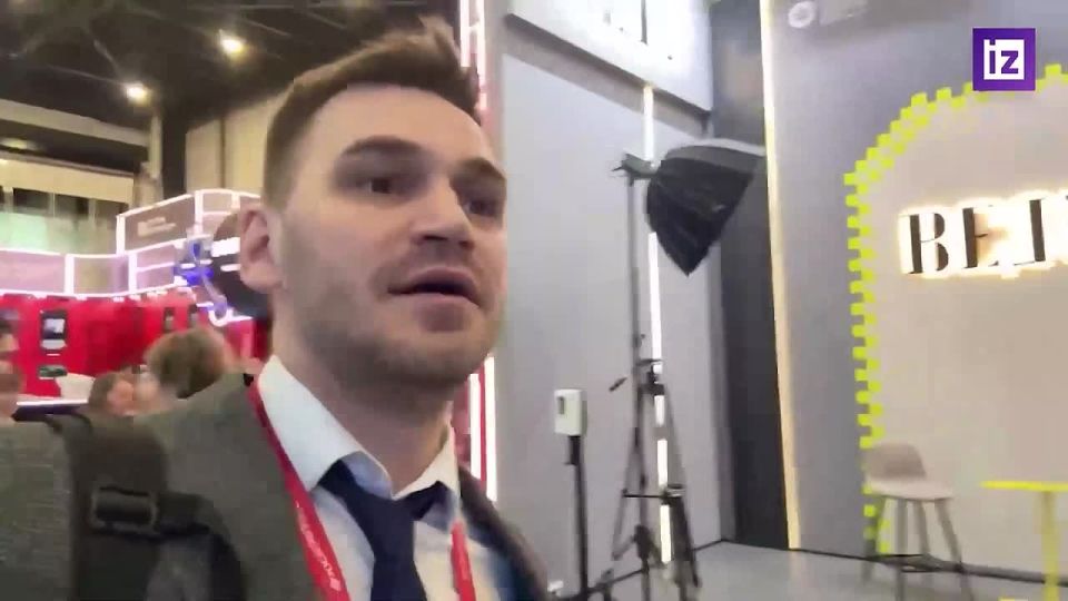 "Стенды как отдельный вид искусства": корреспондент "Известий" Максим Облендер показал, как площадка ПМЭФ-2026 готовится к завтрашнему открытию