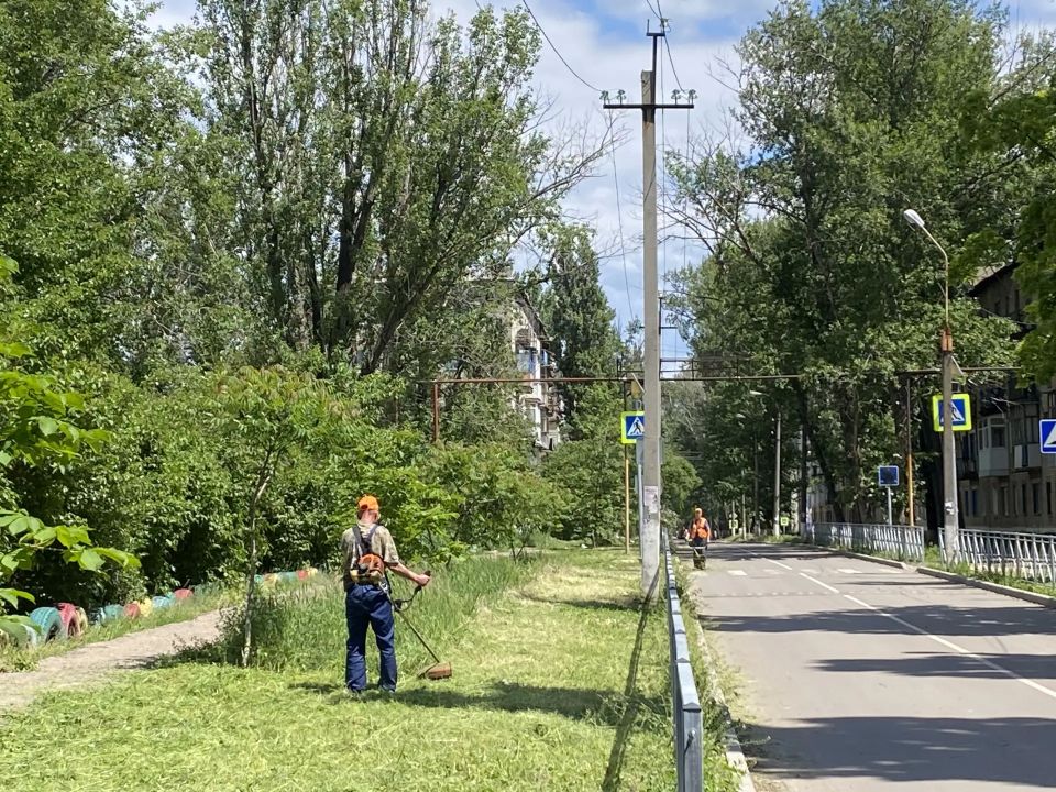 Фотофакт: работы по благоустройству в городе Суходольске продолжаются Фотофакт: работы по благоустройству в городе Суходольске продолжаются