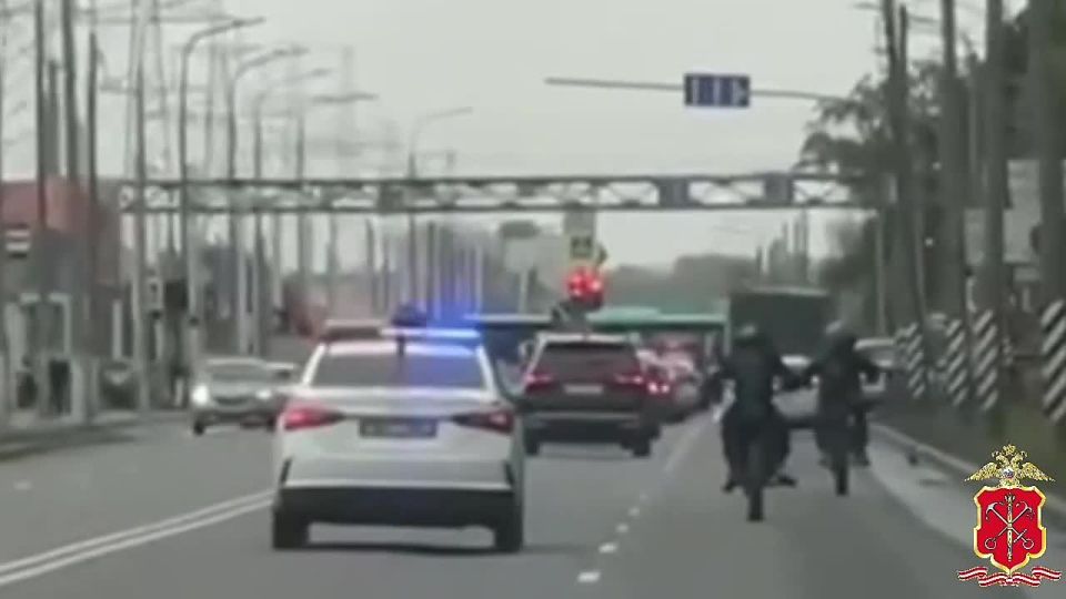 Подростки на питбайках устроили гонку с полицией и попали в ДТП в Петербурге