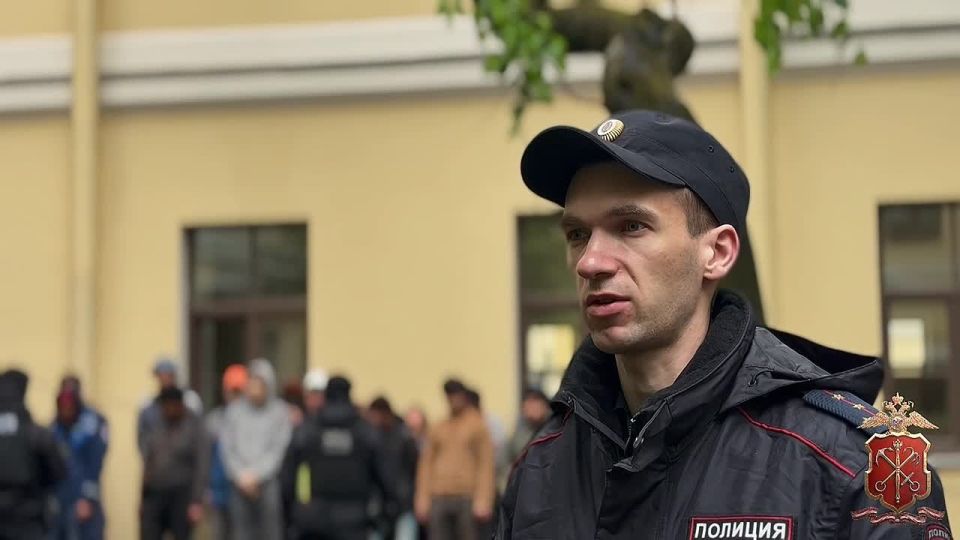 Комментарий: старший инспектор 3 отдела УОООПиВОИВ ГУ МВД России по Санкт-Петербургу и Ленинградской области капитан полиции Максим Смирнов