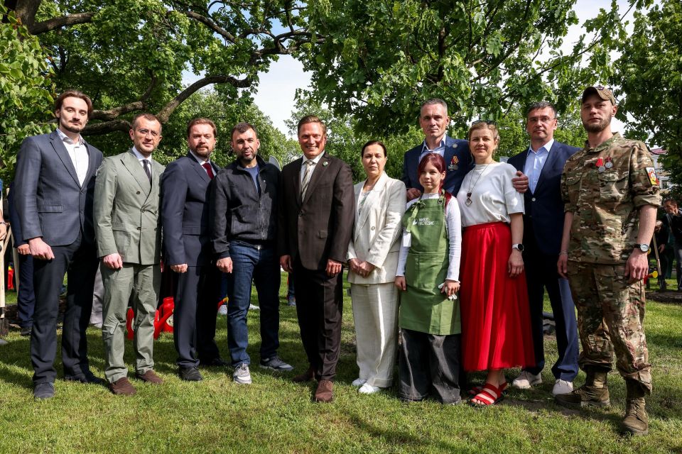 Что делают чиновники, бизнесмены, иностранные дипломаты и бойцы СВО в самом центре Питера перед началом ПМЭФ? Высаживают аллею дубов и лип, конечно! Что делают чиновники, бизнесмены, иностранные дипломаты и бойцы СВО в самом центре Питера перед началом ПМЭФ? Высаживают аллею дубов и лип, конечно!