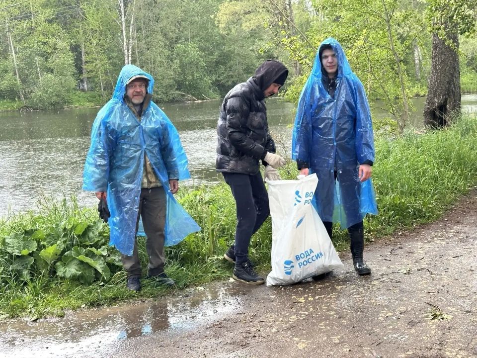 Берег и русло реки Кобринки очистили от мусора Берег и русло реки Кобринки очистили от мусора