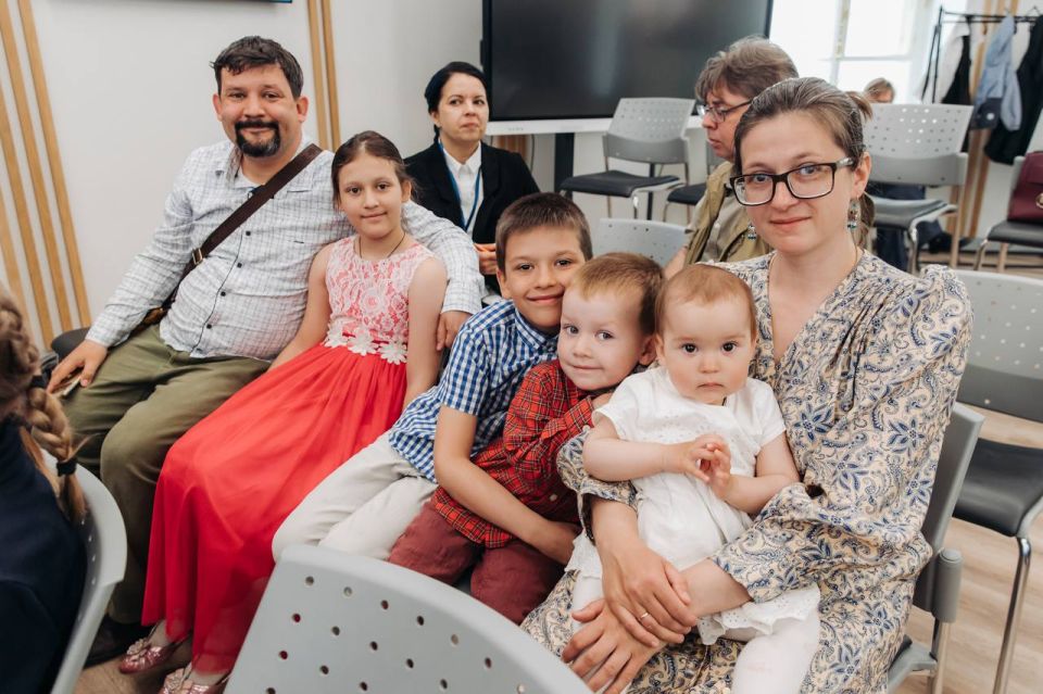 Александр Беглов: Ещё десять многодетных семей петербуржцев улучшат свои жилищные условия – им вручены государственные свидетельства на социальную выплату для приобретения или строительства жилья Александр Беглов: Ещё десять многодетных семей петербуржцев улучшат свои жилищные условия – им вручены государственные свидетельства на социальную выплату для приобретения или строительства жилья