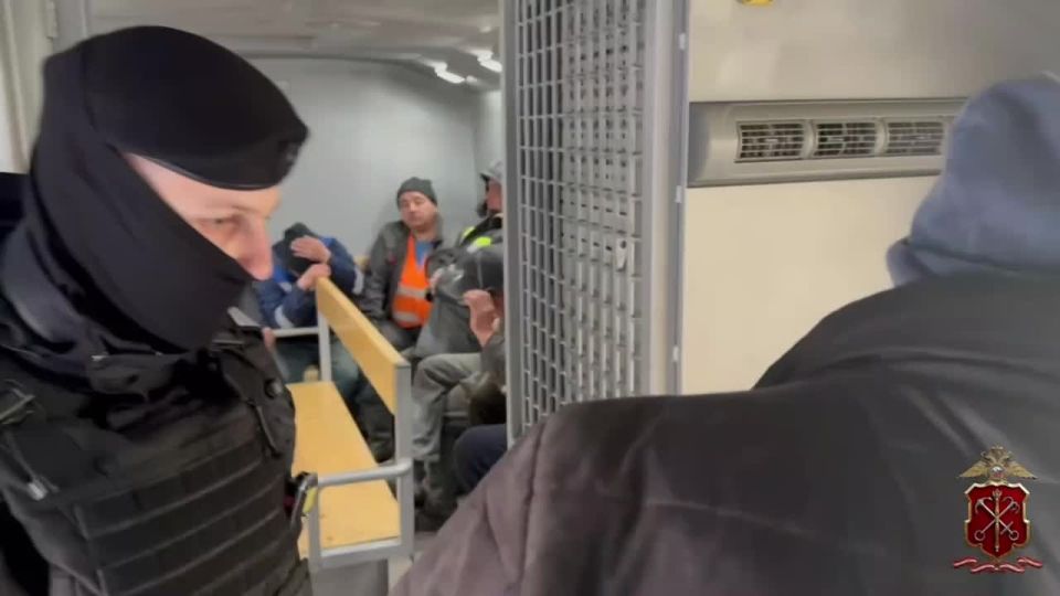 Мигранты спрятались на крыше лицея при виде полицейских