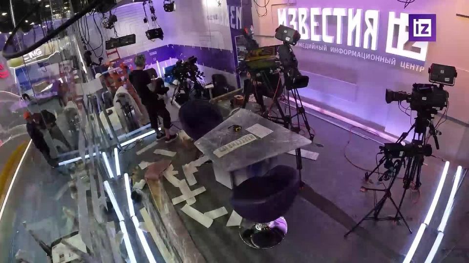 Свет, камеры и зоны для интервью: студия "Известий" готовится к работе на Петербургском международном экономическом форуме