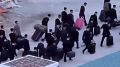 Во двор стройки — как на парад: организованной колонной, в классических чёрных костюмах и белых рубашках приехали строители из КНДР