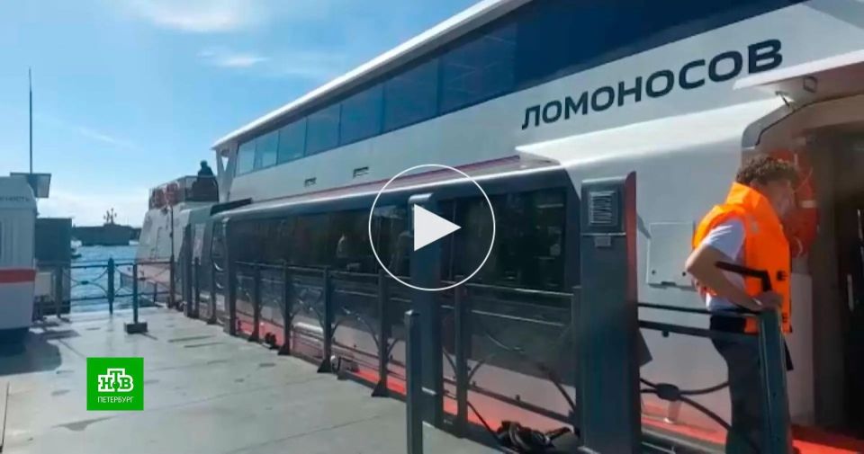 Водные прогулки для петербуржцев и гостей города совсем скоро будут проводить на электротеплоходе «Ломоносов»
