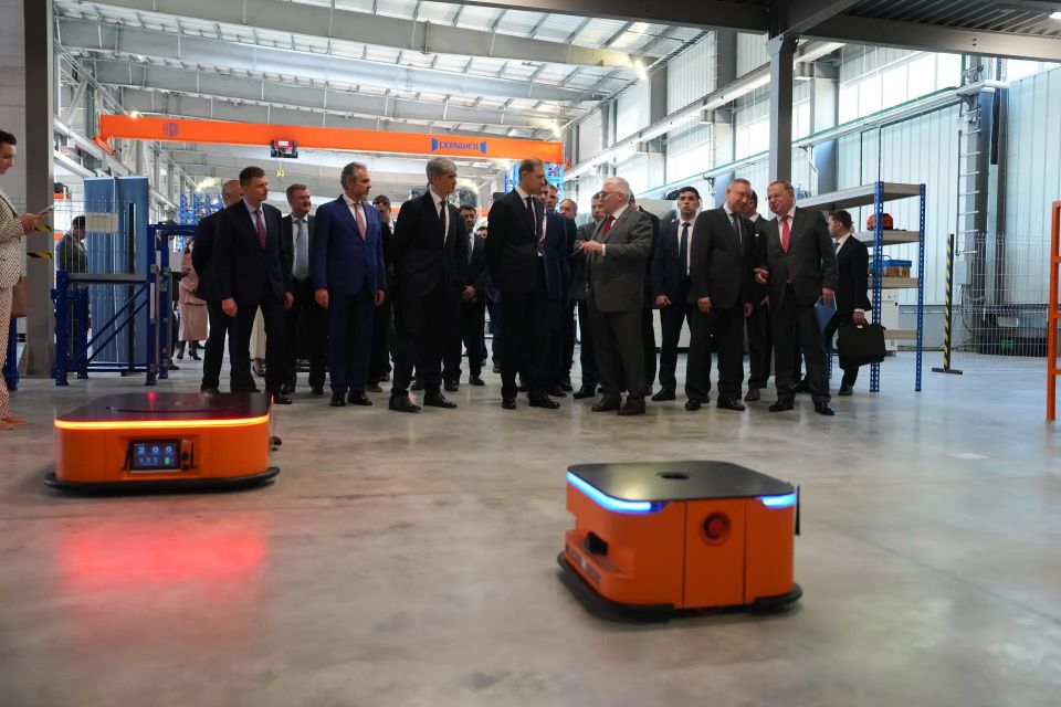 Денис Мантуров дал старт производству промышленных роботов в Санкт-Петербурге Денис Мантуров дал старт производству промышленных роботов в Санкт-Петербурге