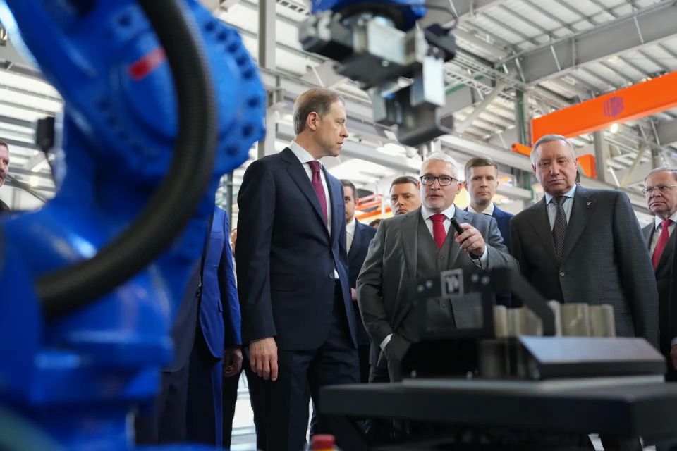 Денис Мантуров дал старт производству промышленных роботов в Санкт-Петербурге Денис Мантуров дал старт производству промышленных роботов в Санкт-Петербурге