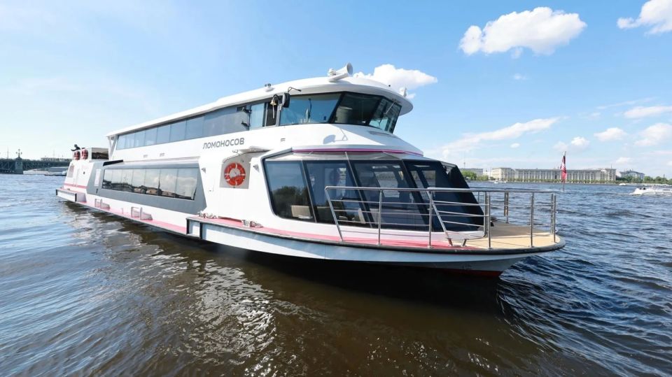 В Петербурге спустили на воду электросудно «Ломоносов»