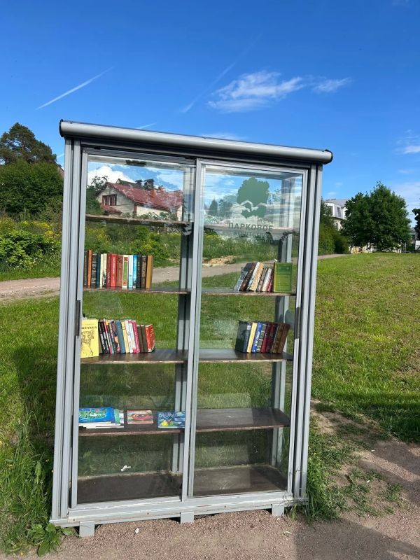 В Приоратском парке Гатчины восстановили шкаф для книгообмена В Приоратском парке Гатчины восстановили шкаф для книгообмена