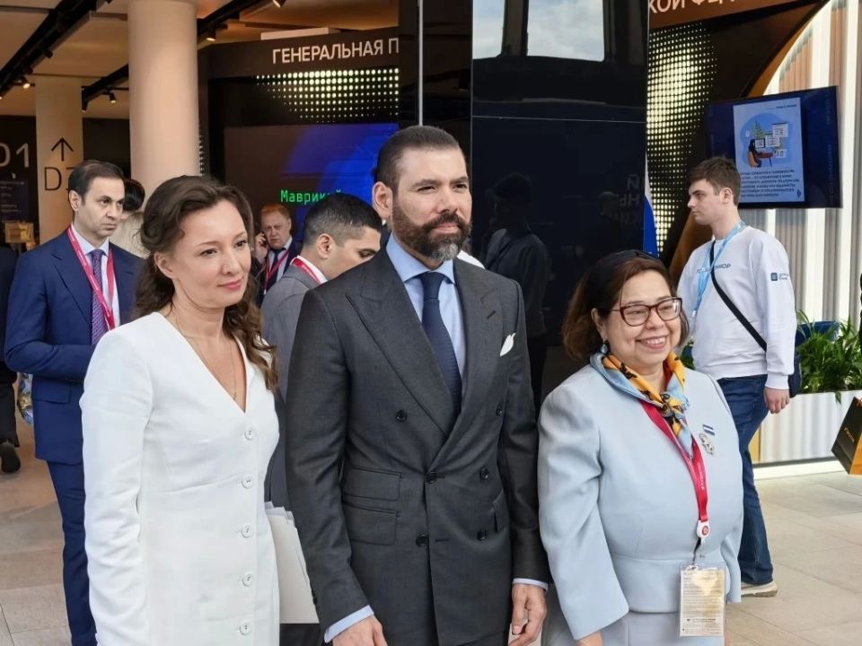 Анна Кузнецова: Представителями иностранных государств передала наш доклад о расследовании преступлений киевского режима против детей, а также обсудили ситуацию с защитой ценностей Анна Кузнецова: Представителями иностранных государств передала наш доклад о расследовании преступлений киевского режима против детей, а также обсудили ситуацию с защитой ценностей