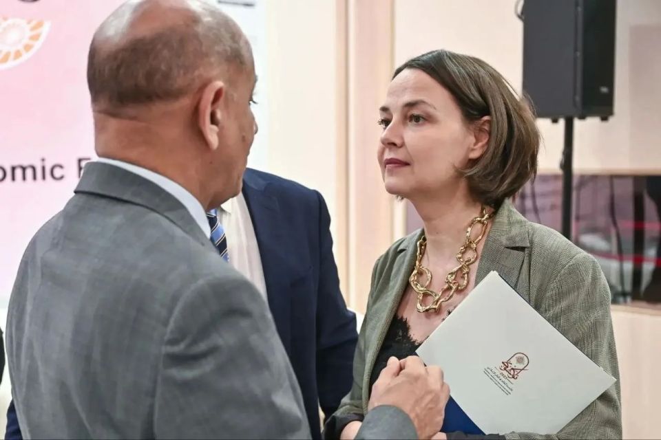 5 июня в Санкт-Петербурге «на полях» XXIX Петербургского международного экономического форума директор Департамента партнерства с Африкой МИД России Т.Е.Довгвленко обратилась с приветствием к участникам сессии «Африканский... 5 июня в Санкт-Петербурге «на полях» XXIX Петербургского международного экономического форума директор Департамента партнерства с Африкой МИД России Т.Е.Довгвленко обратилась с приветствием к участникам сессии «Африканский...