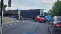 Московское шоссе встало в пробку из-за ДТП с автобусом — на пересечении с Ленсоветовской дорогой лазурному выбила стекло поворачивающая фура