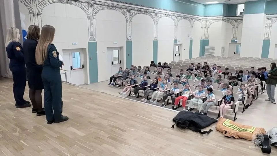 Сотрудники #МЧС_Петербурга посетили летний лагерь «Акварель» на базе школы № 508 Московского района Сотрудники #МЧС_Петербурга посетили летний лагерь «Акварель» на базе школы № 508 Московского района