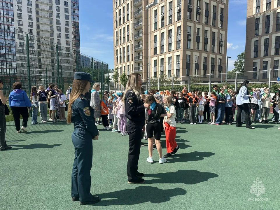 Сотрудники #МЧС_Петербурга посетили летний лагерь «Акварель» на базе школы № 508 Московского района Сотрудники #МЧС_Петербурга посетили летний лагерь «Акварель» на базе школы № 508 Московского района