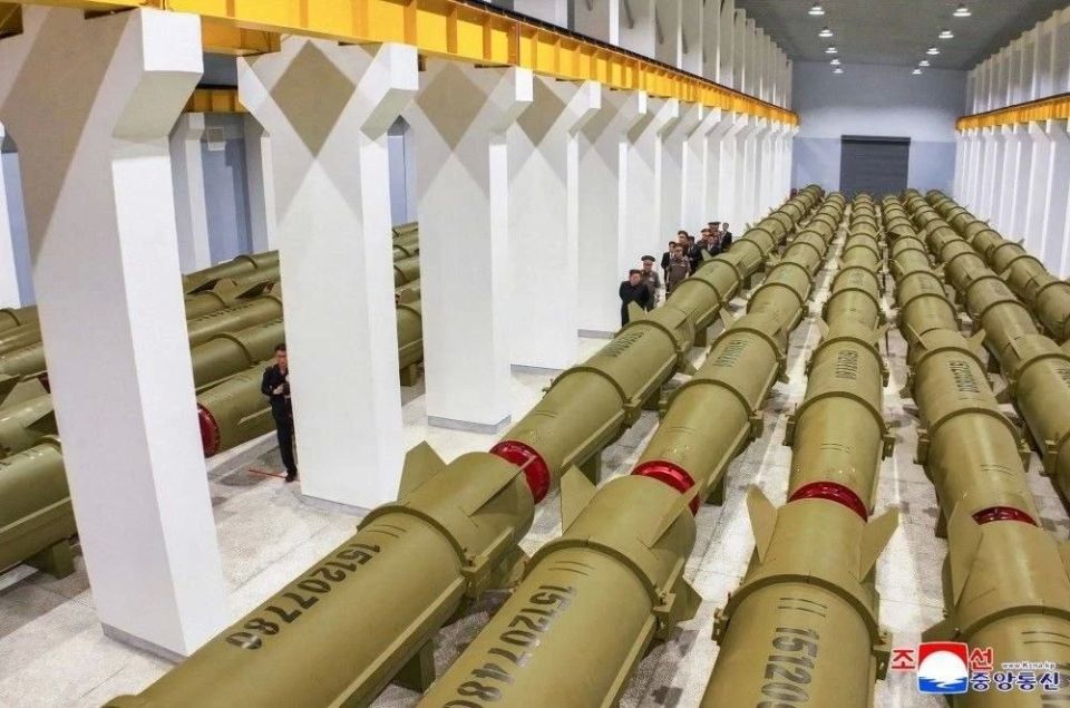 Ким Чен Ин побывал на производстве баллистических ракет и остался доволен Ким Чен Ин побывал на производстве баллистических ракет и остался доволен