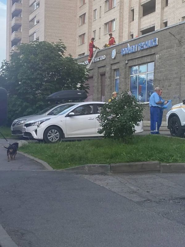 Подросток выпал из окна в Московском районе Подросток выпал из окна в Московском районе