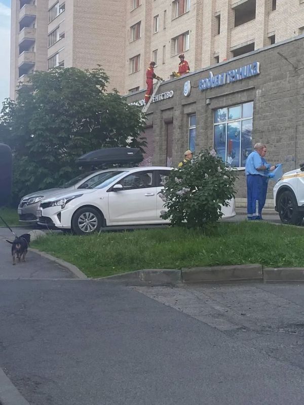 Подросток погиб после падения из окна
